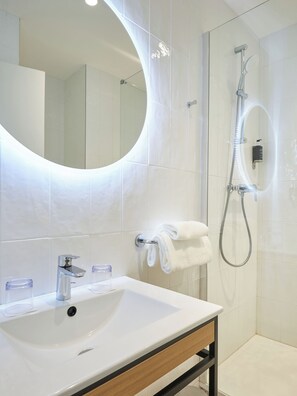 Twin kamer | Badkamer | Een douche, gratis toiletartikelen, een haardroger, handdoeken