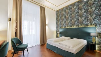 Minibar, Zimmersafe, individuell dekoriert, individuell eingerichtet