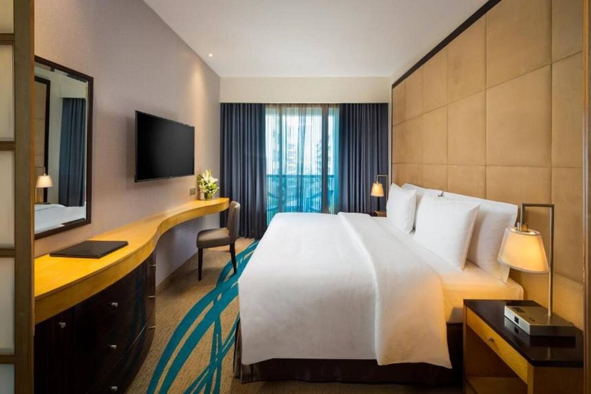 Premium bedding, in-room safe, desk, laptop workspace