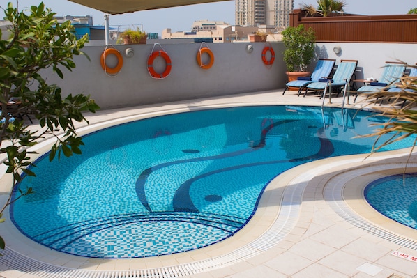 Piscine extérieure, parasols de plage, chaises longues