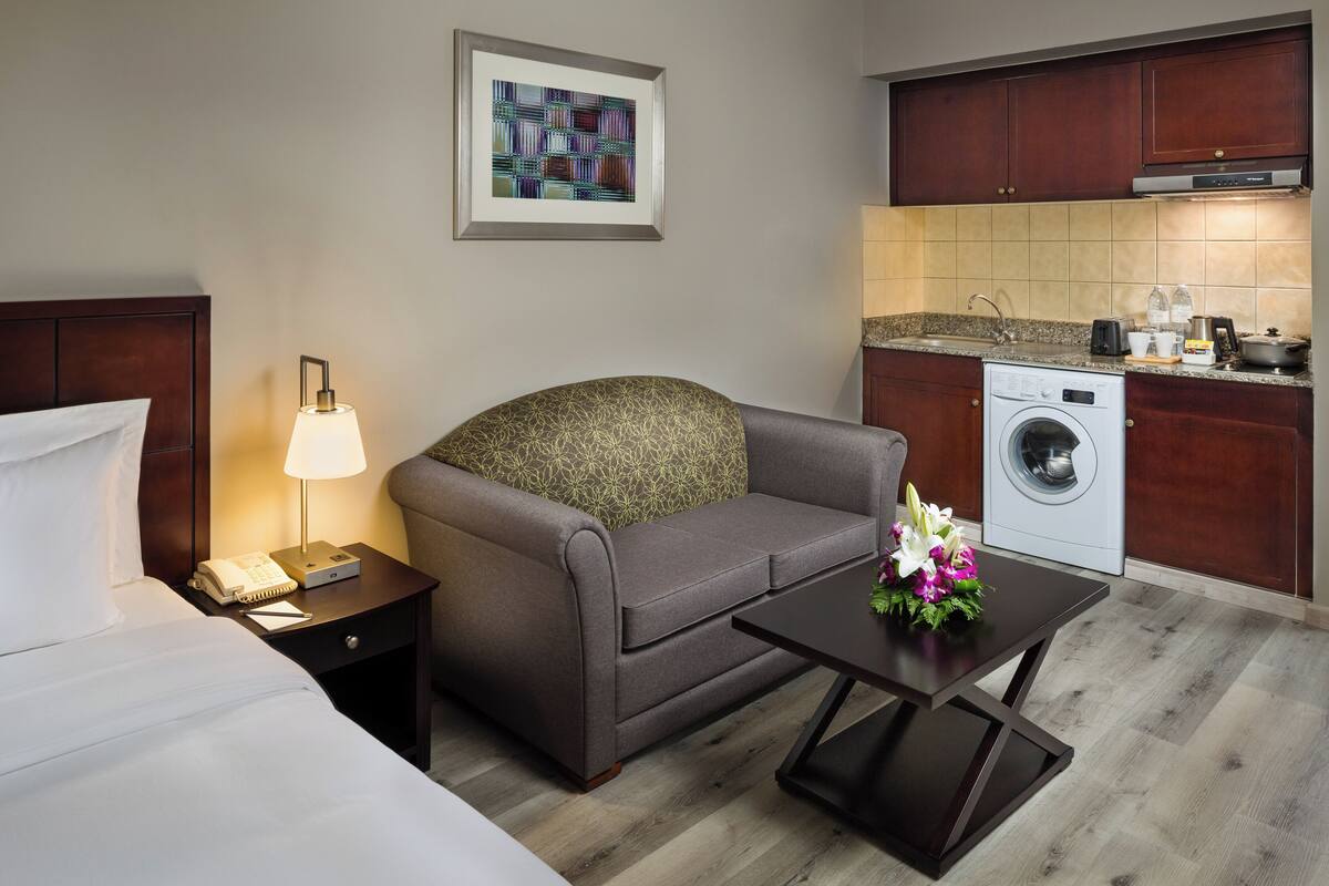 Peralatan tempat tidur premium, bar mini, peti besi dalam bilik, meja 