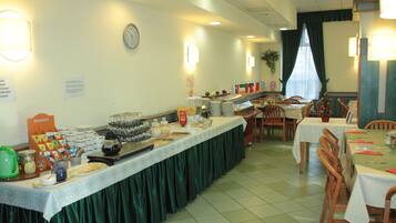 Petit déjeuner buffet (5 EUR par personne)