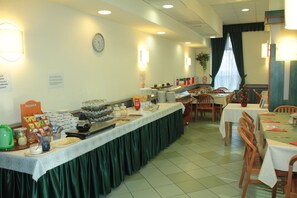 Petit déjeuner buffet servi tous les jours en supplément