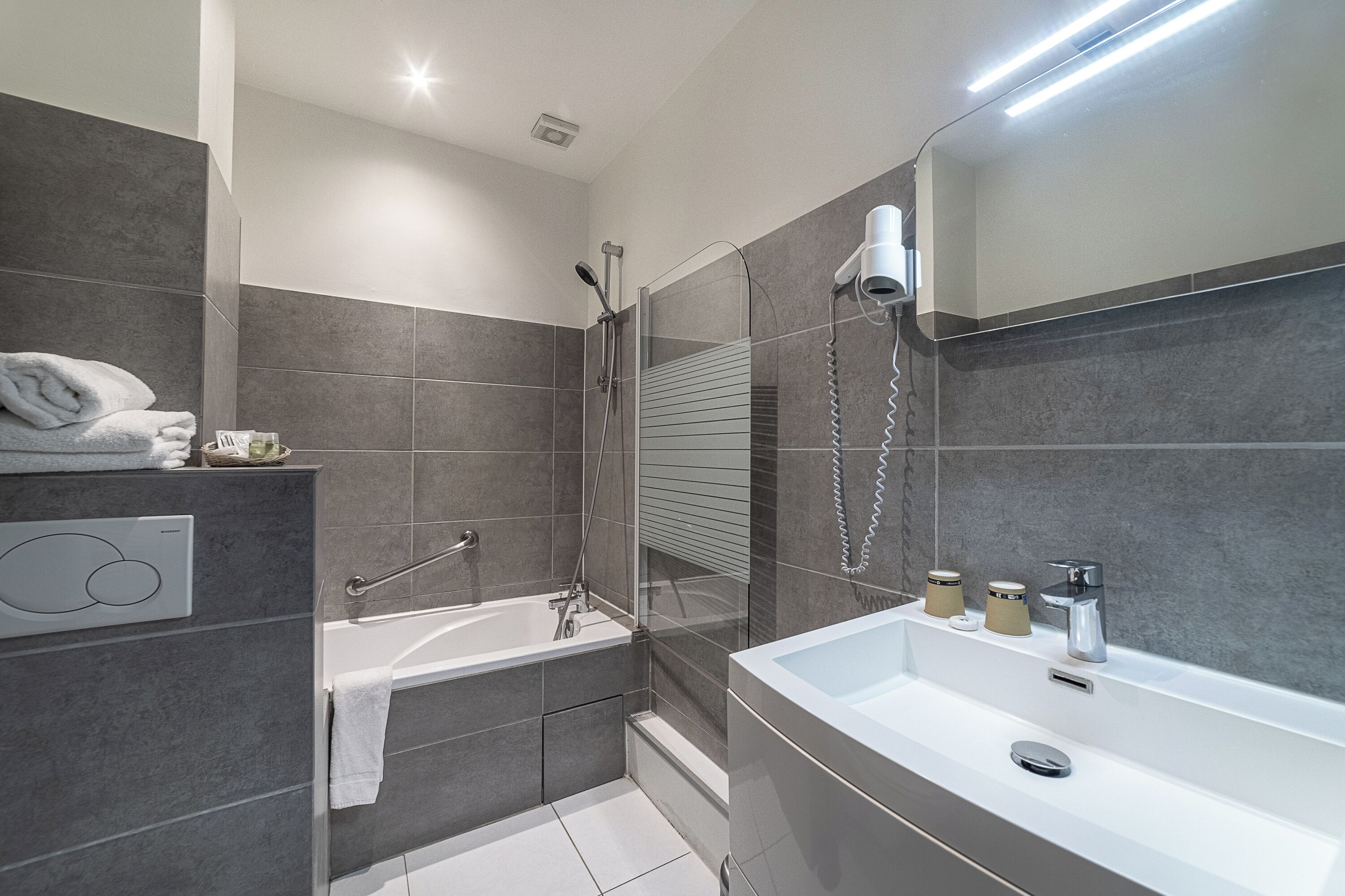 double room, sea view | bathroom | shower, hair dryer, towels