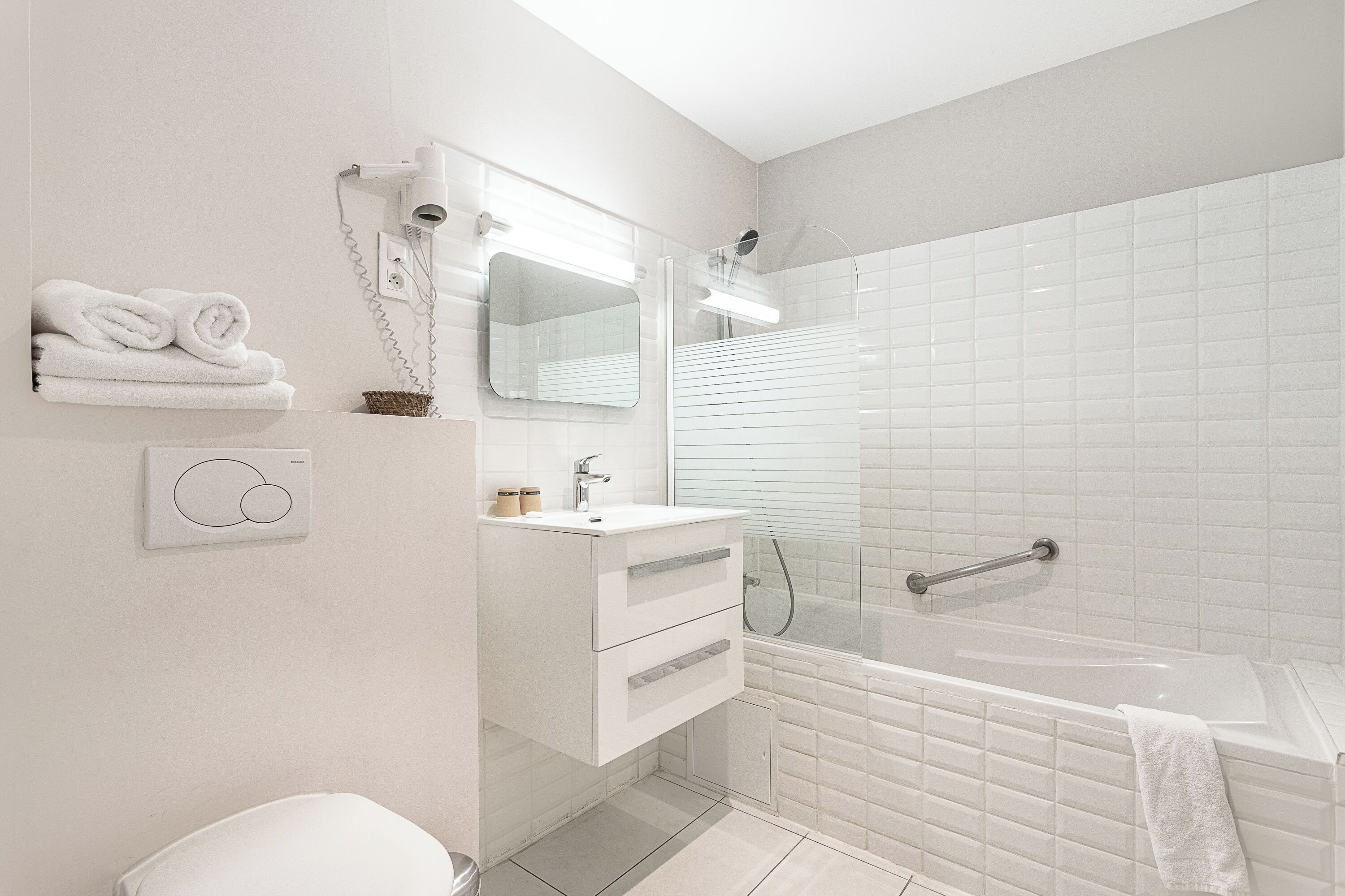 triple room, sea view | bathroom | shower, hair dryer, towels