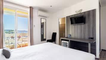 Minibar, caja de seguridad en la habitación y escritorio
