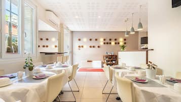 Desayuno continental diario (EUR 10 por persona)