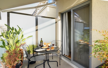 Ropa de cama de alta calidad, cubrecamas y minibar