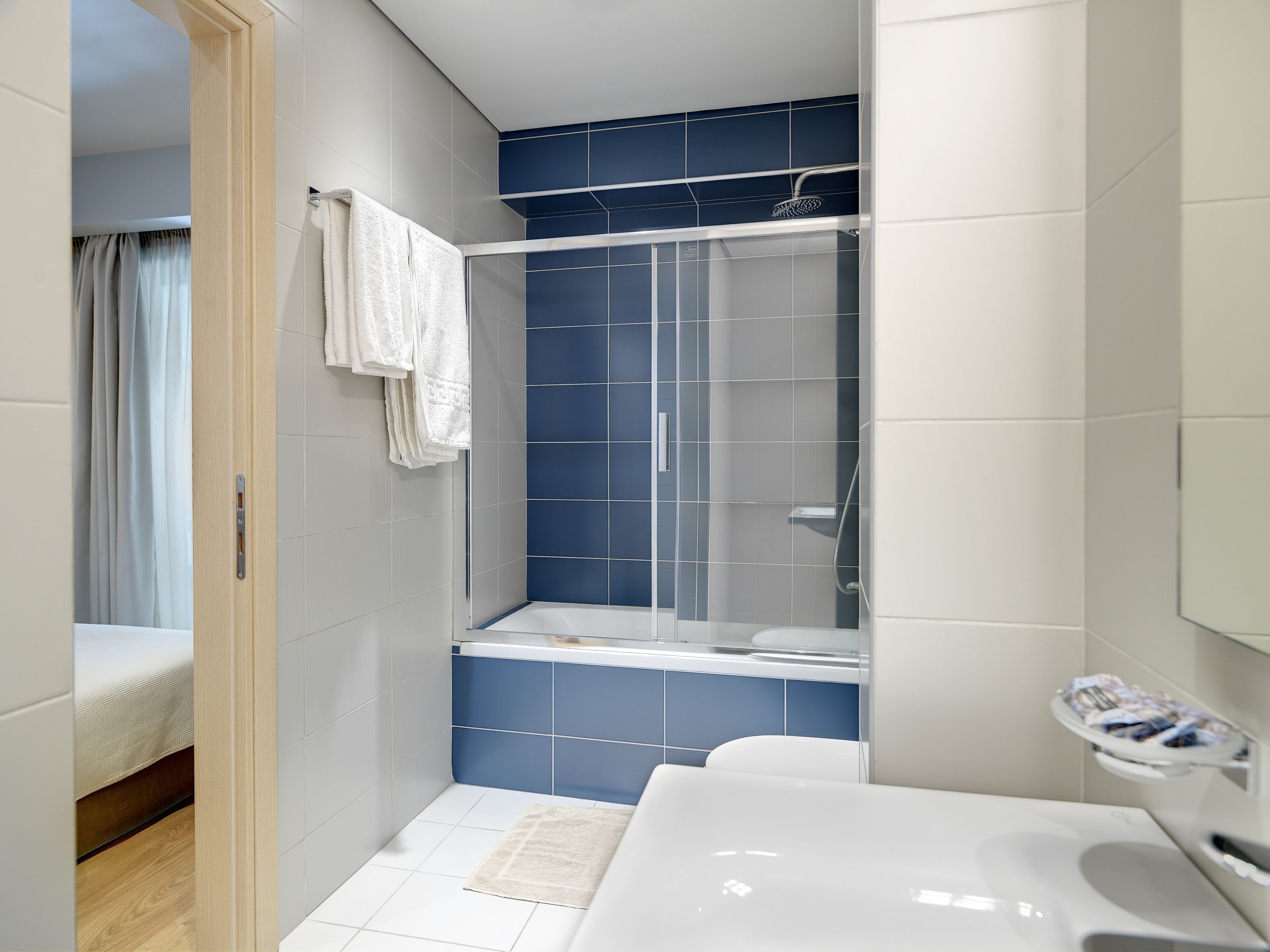 superior twin room, terrace | bathroom | rainfall showerhead, free toiletries, hair dryer, slippers