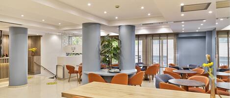 Lobby-lounge