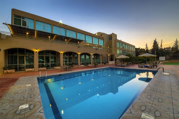 Outdoor pool - Century Park Hotel (Amman)