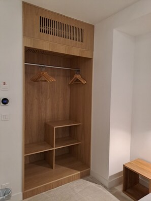 Premium bedding, Select Comfort beds, in-room safe, desk - Hotel Lucien (Paris)