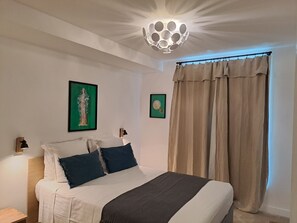 Premium bedding, Select Comfort beds, in-room safe, desk - Hotel Lucien (Paris)