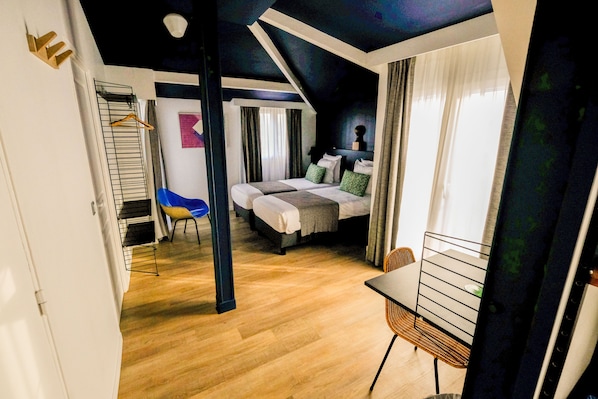 Deluxe-Doppelzimmer, Balkon | Hochwertige Bettwaren, Select-Comfort-Betten, Zimmersafe, Schreibtisch