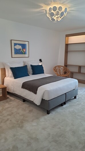 Premium bedding, Select Comfort beds, in-room safe, desk - Hotel Lucien (Paris)