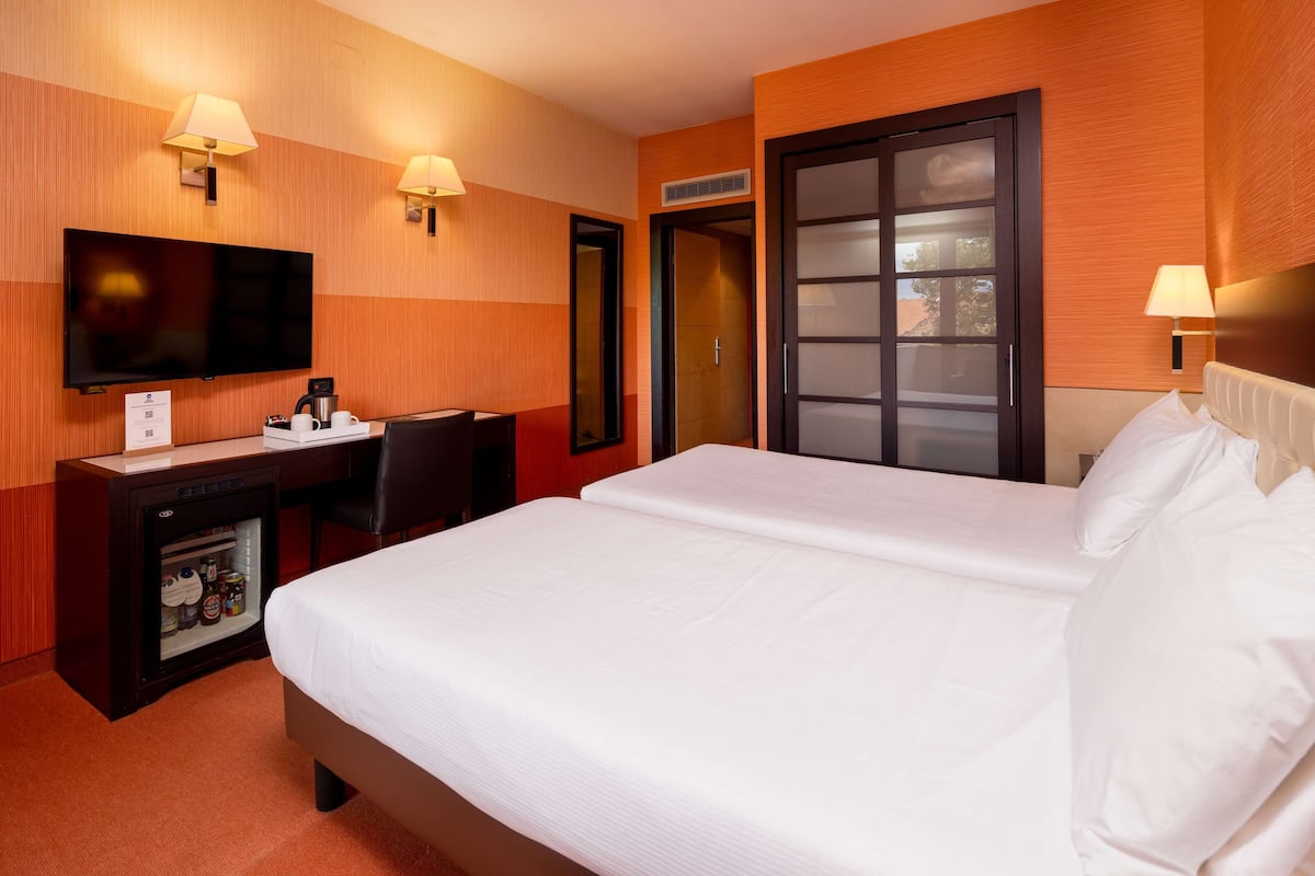 Kamar Standar, 2 Tempat Tidur Twin | Selimut bulu angsa, minibar, brankas, dan meja kerja