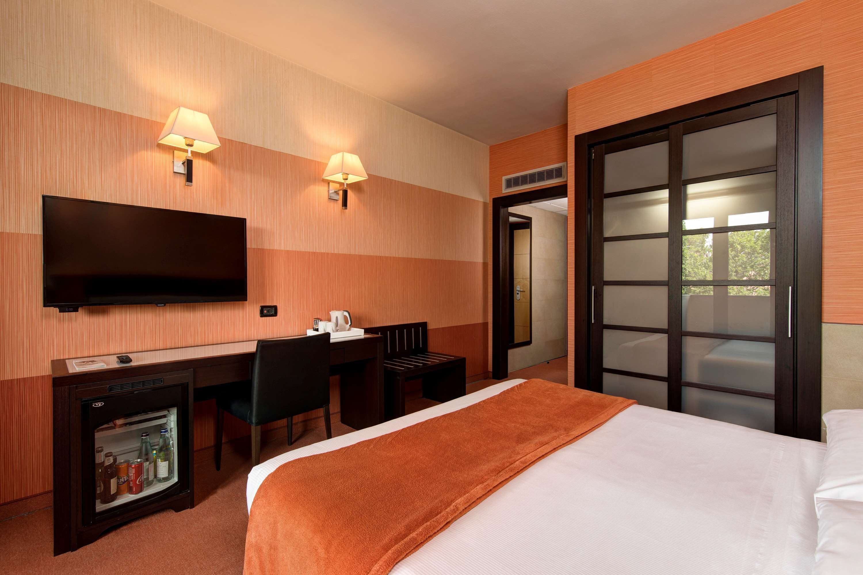 1 bedroom, down duvets, minibar, in-room safe