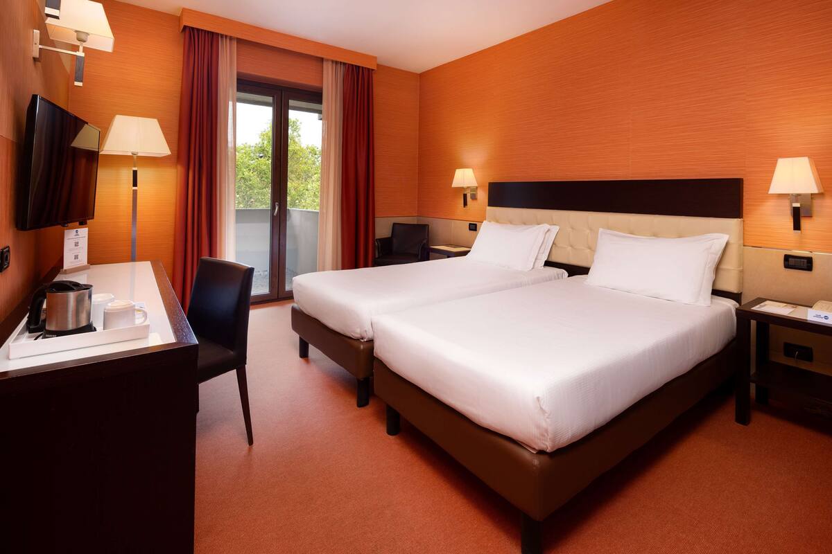 Selimut bulu angsa, minibar, brankas, dan meja kerja