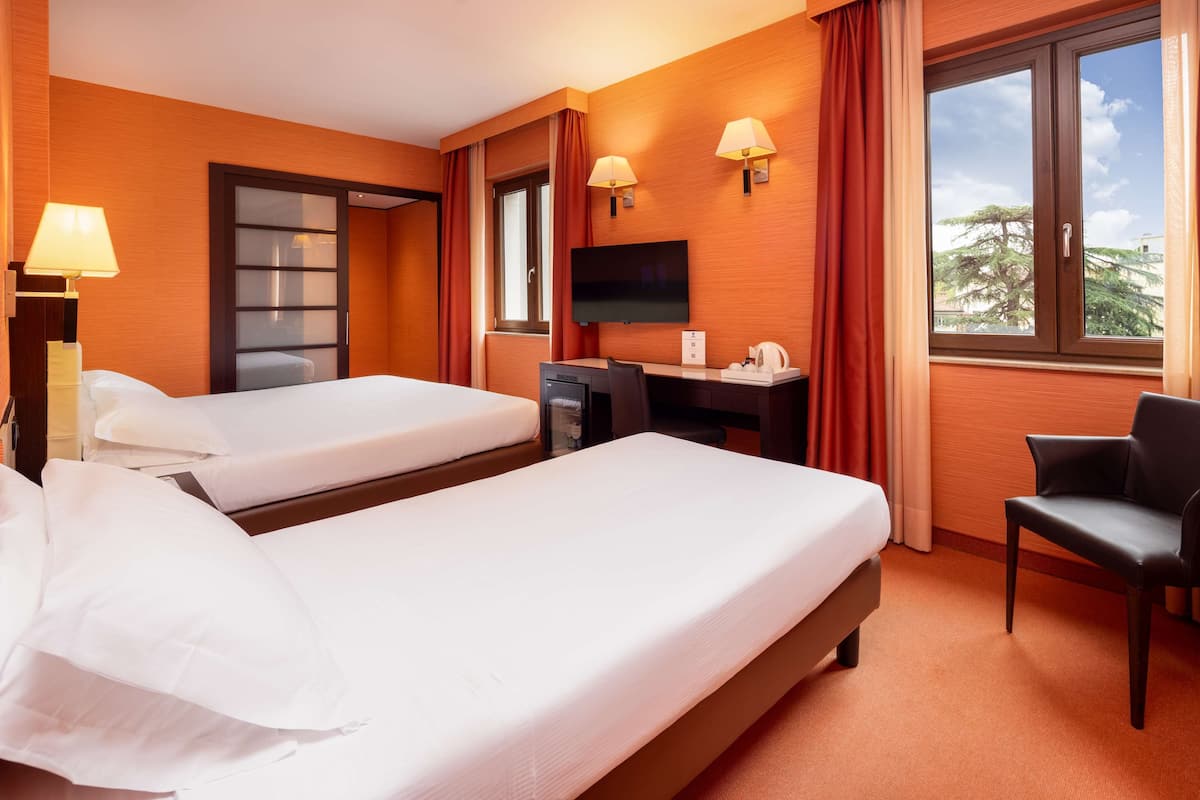 Kamar Standar, Beberapa Tempat Tidur | Selimut bulu angsa, minibar, brankas, dan meja kerja