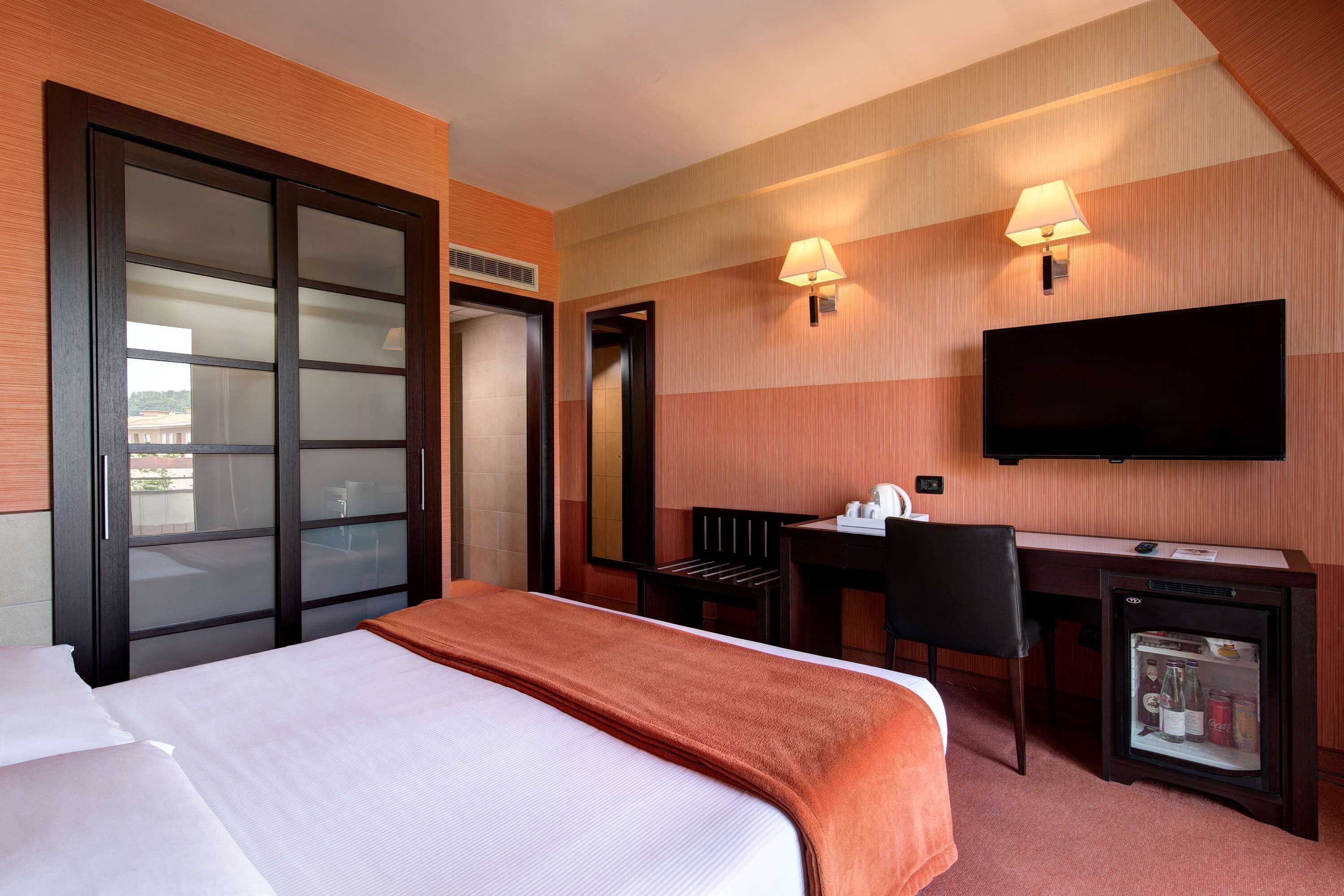 superior room, 1 king bed | in-room business centre