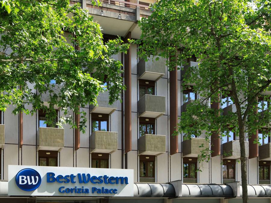 A hotel building with a sign reading "Best Western Gorizia Palace."