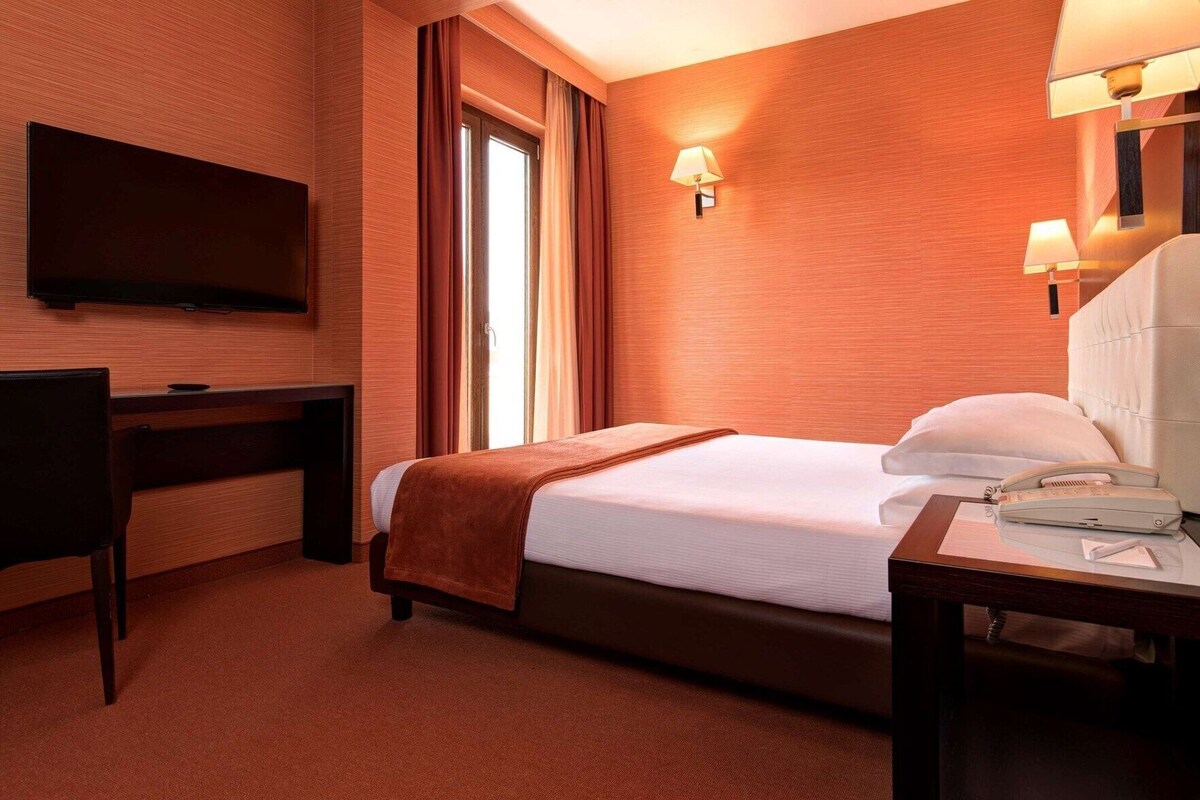Selimut bulu angsa, minibar, brankas, dan meja kerja