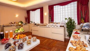 Buffet de l'esmorzar amb diferents plats i begudes.