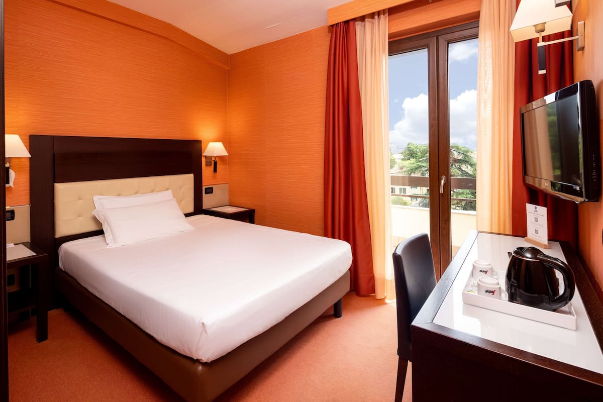 Economy kamer, 1 tweepersoonsbed | Donzen dekbedden, een minibar, een kluis op de kamer, een bureau