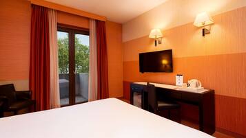 Standard Room, 1 King Bed | Down comforters, minibar, in-room safe, desk