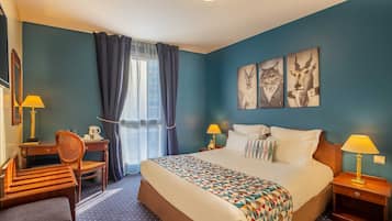 Quarto de hotel com uma cama grande, duas mesas de cabeceira com luminárias, uma escrivaninha com cadeira, uma janela com cortinas e obras de arte na parede.