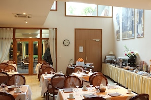 Daily continental breakfast for a fee - Amiral Hôtel (Paris)