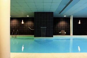 Piscina coperta, con ingresso dalle 07:00 alle 21:00, lettini