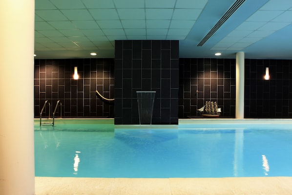 室內游泳池,開放時間為 07:00 至 21:00,提供日光浴躺椅