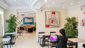 Tägliches Frühstücksbuffet (12 EUR pro Person)