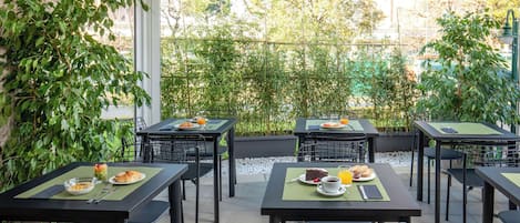 Petit déjeuner buffet (12 EUR par personne)