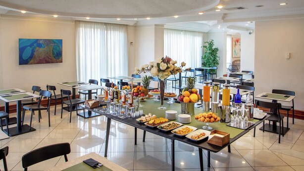 Un vaste espace dédié à la restauration, avec des tables, des chaises et un choix varié de plats et de boissons.