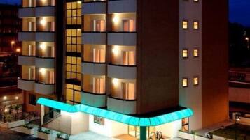 Fassade der Unterkunft – Abend/Nacht