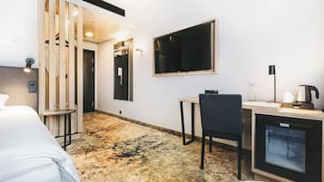 Caja de seguridad en la habitación y escritorio