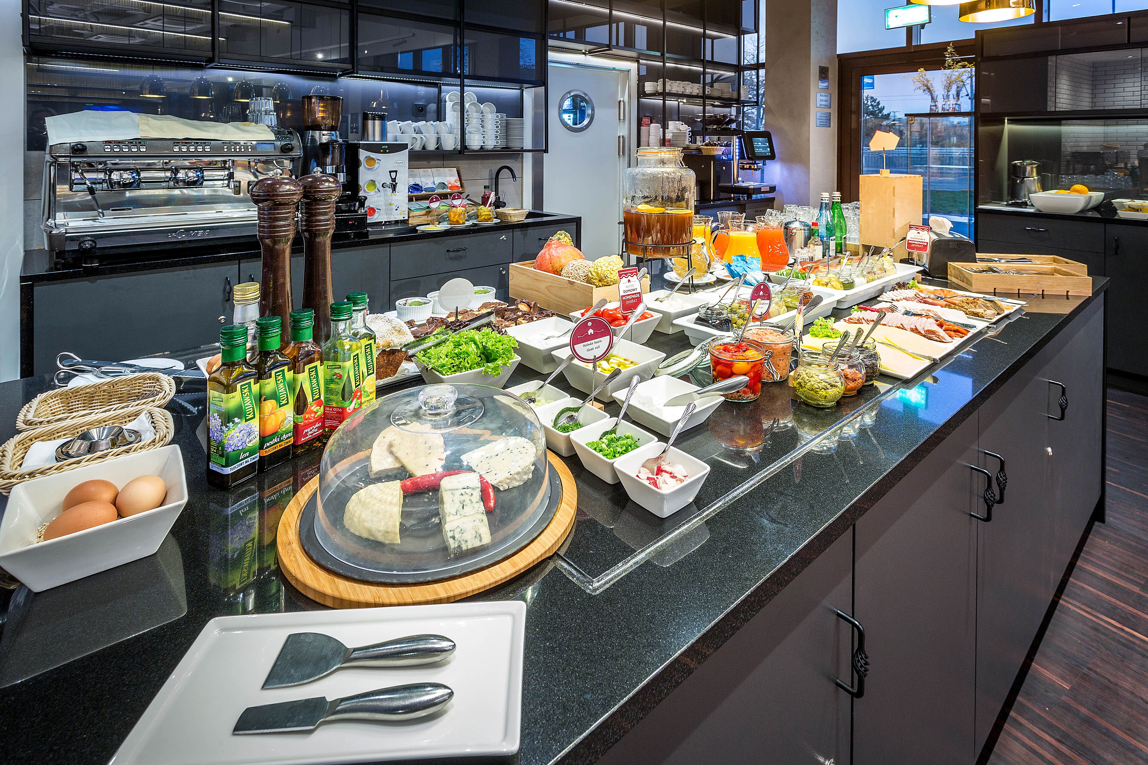 Se ofrece un desayuno bufé (65 PLN por persona)