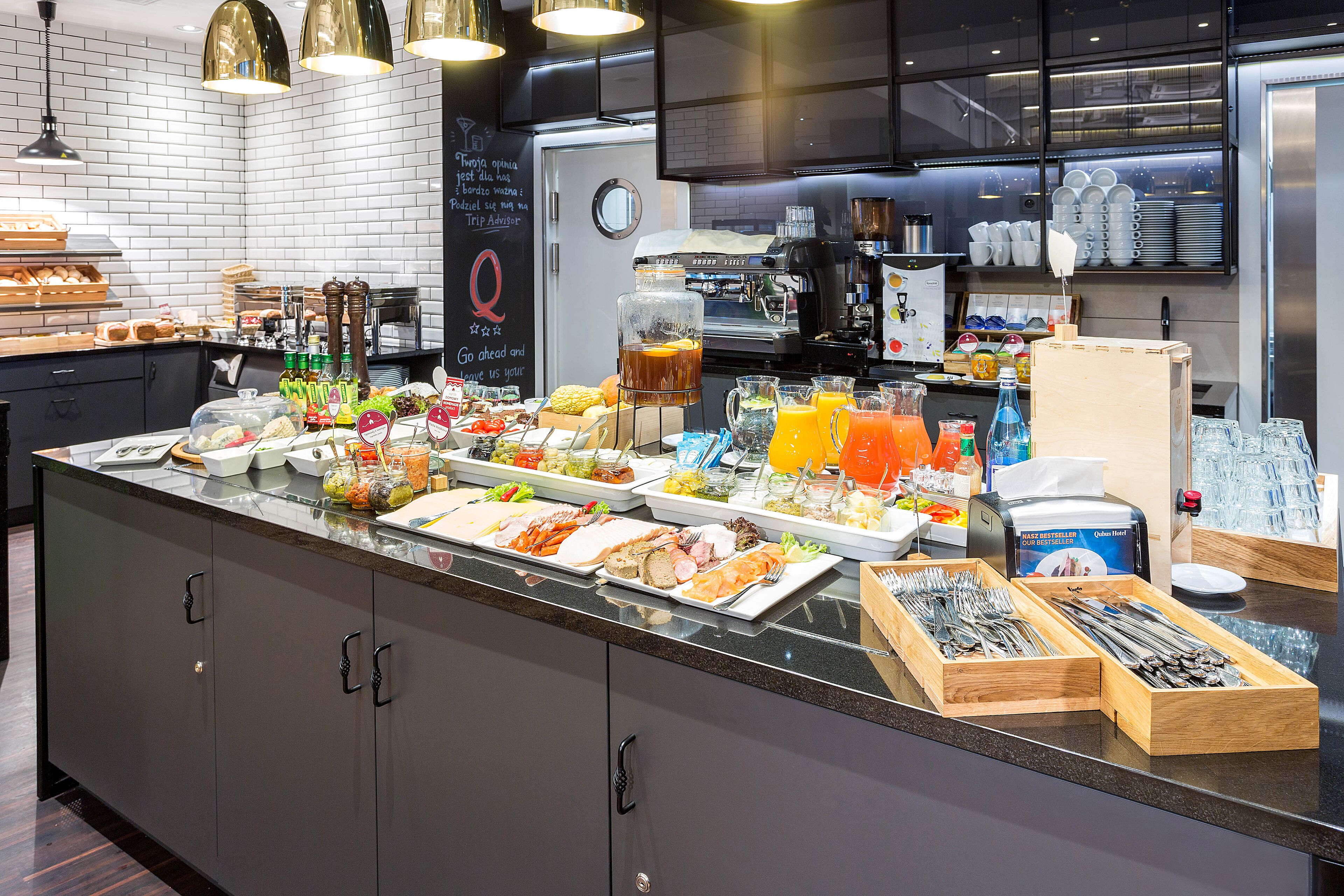 daily buffet breakfast (pln 65 per person)