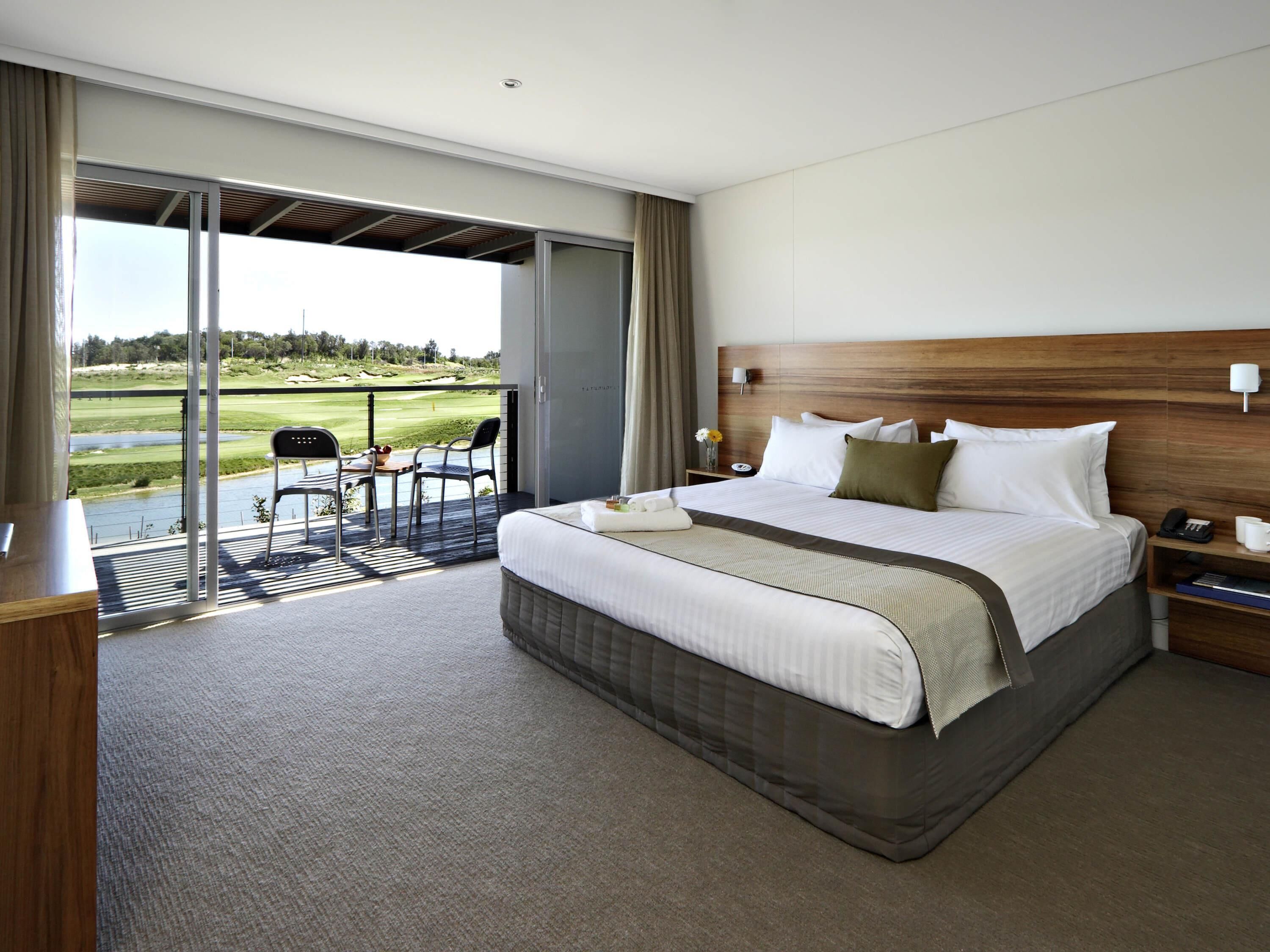 Studio, 1 King Bed | In-room safe, desk, laptop workspace, blackout drapes