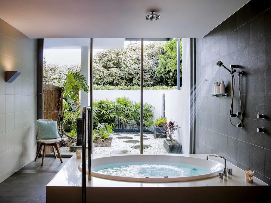 Couples treatment room(s), hot tub, body treatments, aromatherapy