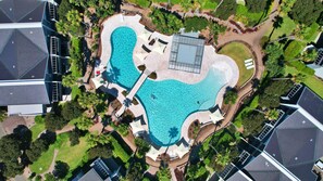 Una piscina cubierta, 2 piscinas al aire libre, sombrillas, tumbonas