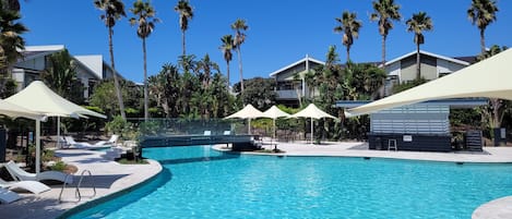 Una piscina techada, 2 piscinas al aire libre, sombrillas