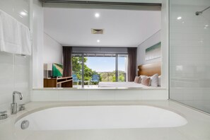 Villa superior, 3 habitaciones | Baño | Artículos de higiene personal ecológicos, secador de pelo y toallas
