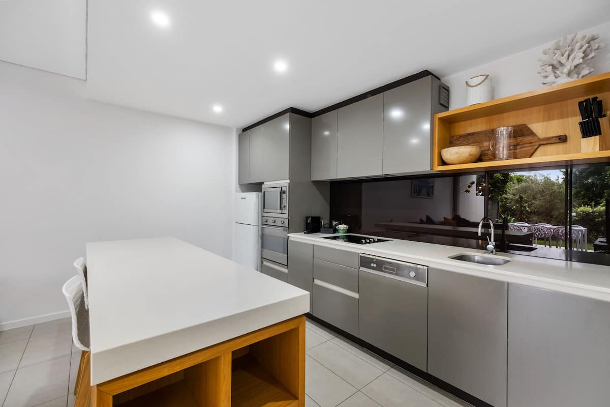 fridge, coffee/tea maker, electric kettle