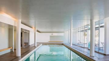 Una piscina cubierta, 2 piscinas al aire libre, sombrillas, tumbonas