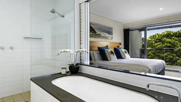 Deluxe Villa, 3 Bedrooms | In-room safe, desk, laptop workspace, blackout curtains