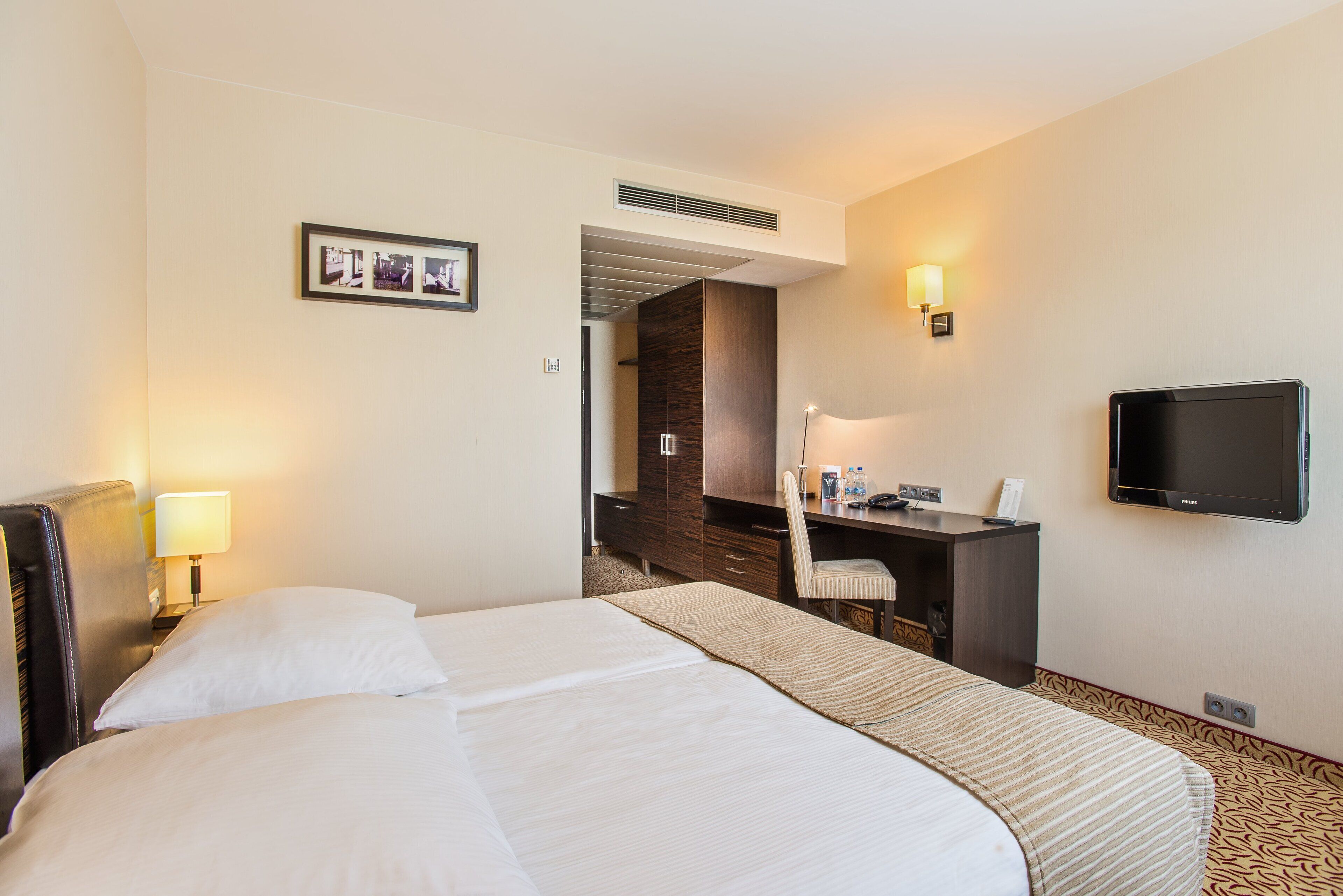 1 bedroom, desk, free wifi, bed sheets