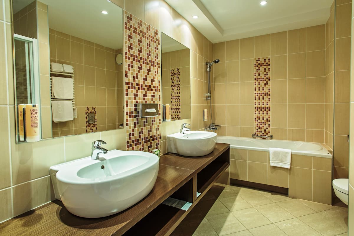 junior suite | bathroom | free toiletries, hair dryer, towels, soap